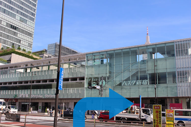 バスタ新宿を正面に見た場合は、右側に進んでいきます。