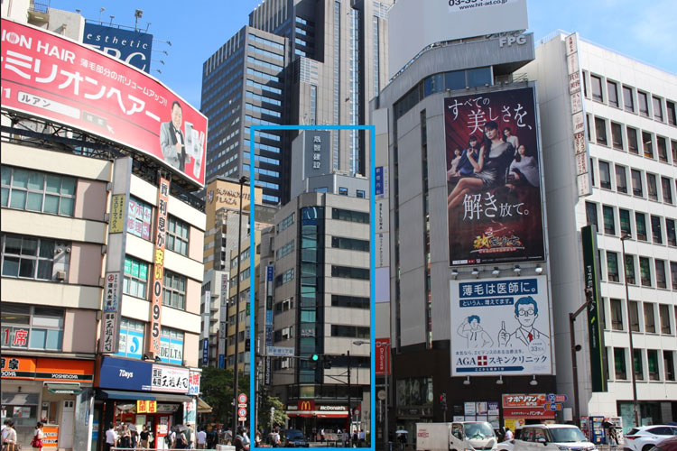 初めに信号のある大きな交差点の奥に当院がございます。