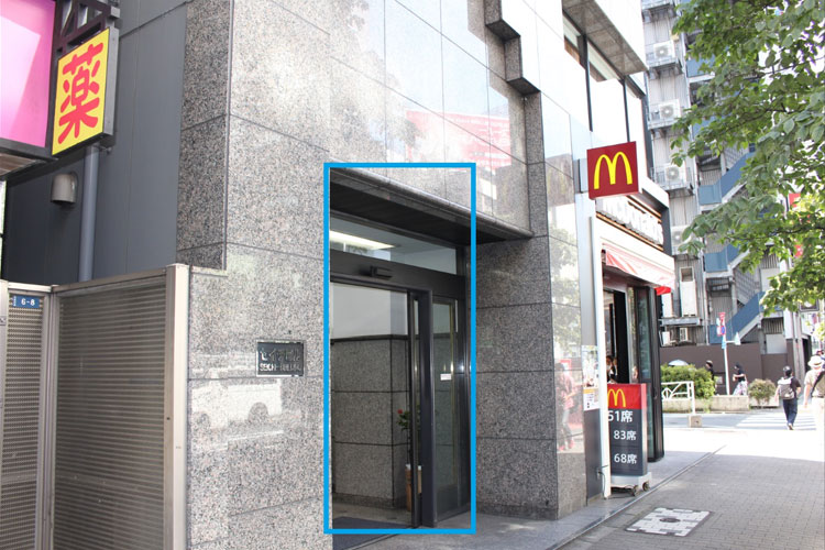 ビルの入り口はこちらです。