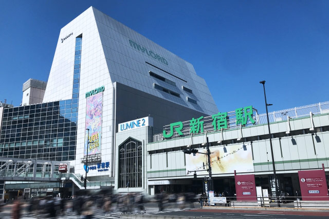 新宿駅南口徒歩1分の立地でアクセスが便利です